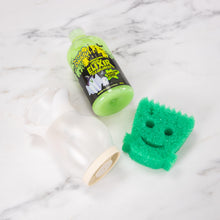 Kép betöltése a galériamegjelenítőbe: Scrub Daddy Halloween Bundle Tisztaság Elixírje mosogatószerrel, Frankenstein szivaccsal és Soap Daddy adagolóval