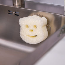Kép betöltése a galériamegjelenítőbe: Scrub Mommy® Special Edition Polar Bear (1 db)