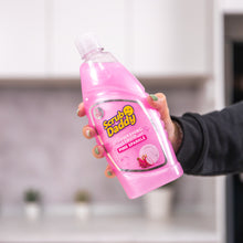 Kép betöltése a galériamegjelenítőbe: Scrub Daddy Pink Sparkle mosogatószer kézben tartva