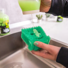 Kép betöltése a galériamegjelenítőbe: Frankenstein Scrub Daddy FlexTexture® szivacs használat közben
