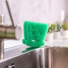 Kép betöltése a galériamegjelenítőbe: Frankenstein Scrub Daddy szivacs a konyhai mosogató mellett
