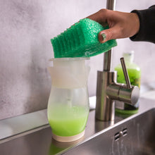Kép betöltése a galériamegjelenítőbe: Frankenstein Scrub Daddy szivacs és Soap Daddy mosogatószer-adagoló használat közben
