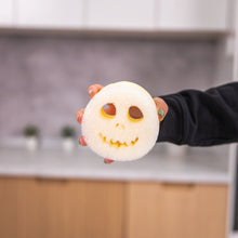 Kép betöltése a galériamegjelenítőbe: Jack Skellington Scrub Mommy szivacs konyhai környezetben
