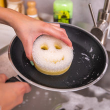 Kép betöltése a galériamegjelenítőbe: Jack Skellington Scrub Mommy szivacs serpenyő tisztítása közben
