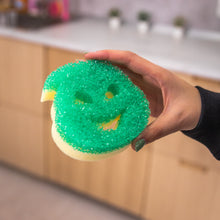 Kép betöltése a galériamegjelenítőbe: Oogie Boogie Scrub Mommy szivacs kézben

