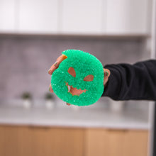 Kép betöltése a galériamegjelenítőbe: Oogie Boogie Scrub Mommy szivacs konyhai környezetben
