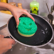 Kép betöltése a galériamegjelenítőbe: Oogie Boogie Scrub Mommy szivacs serpenyő tisztítása közben

