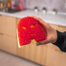 Kép betöltése a galériamegjelenítőbe: Sally Scrub Mommy kétoldalas piros szivacs kézben
