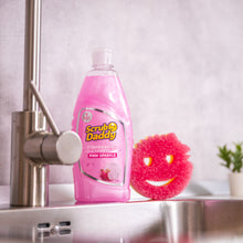 Kép betöltése a galériamegjelenítőbe: Scrub Daddy Pink Sparkle mosogatószer Scrub Mommy szivaccsal a konyhában
