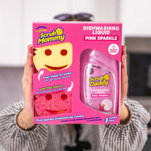 Kép betöltése a galériamegjelenítőbe: Scrub Daddy Pink Sparkle Wash Up combo kézben tartott méretarányos képe
