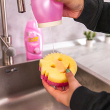 Kép betöltése a galériamegjelenítőbe: Scrub Daddy Tiszta Pink Mosogató Csomag konyhai használat közben
