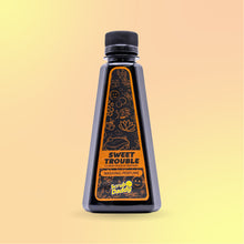 Kép betöltése a galériamegjelenítőbe: Sweet Trouble édes vaníliás és púderes illatú mosóparfüm 250 ml-es flakonban
